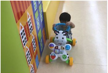 ④手押し車であんよトレーニング!※大きな子の暴走行為に注意!